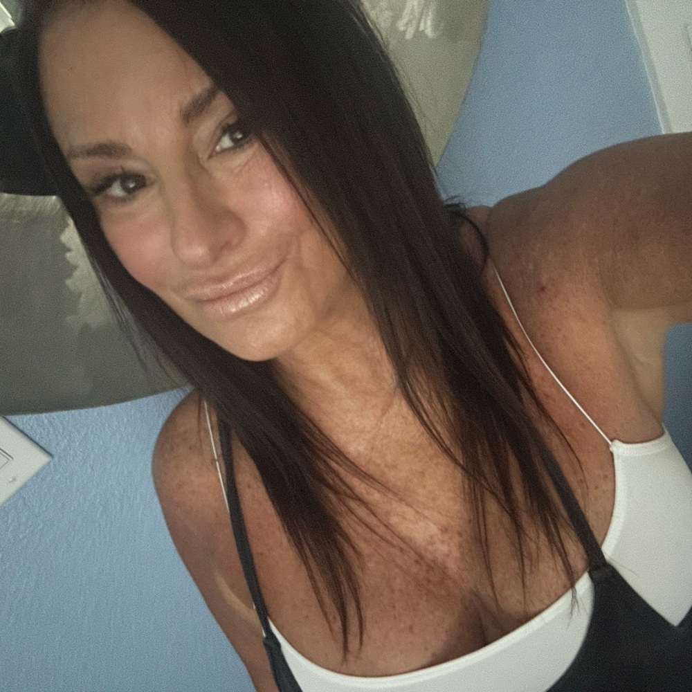 Top rated seller! Meet your Posher, Kelly!